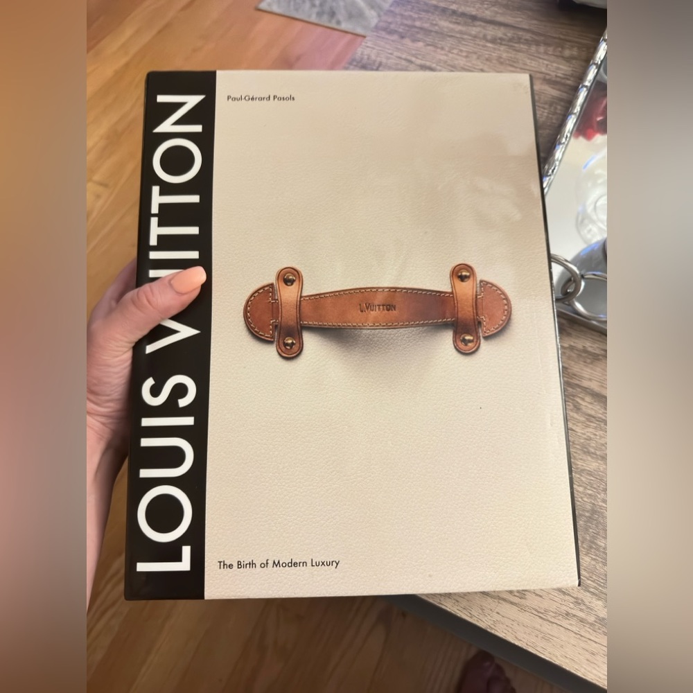 Louis Vuitton (Like new) coffee table book
